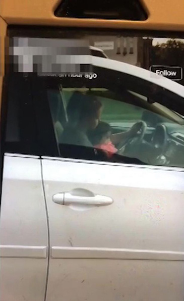 美国一女子抱2岁女儿开车同时使用手机 被指控危害儿童