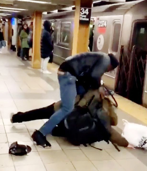 纽约一男子趁地铁门关闭向内吐口水 遭到乘客暴打