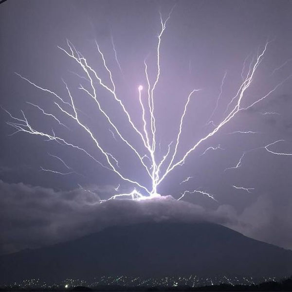 危地马拉一火山上爆发向上闪电 画面令人叹为观止