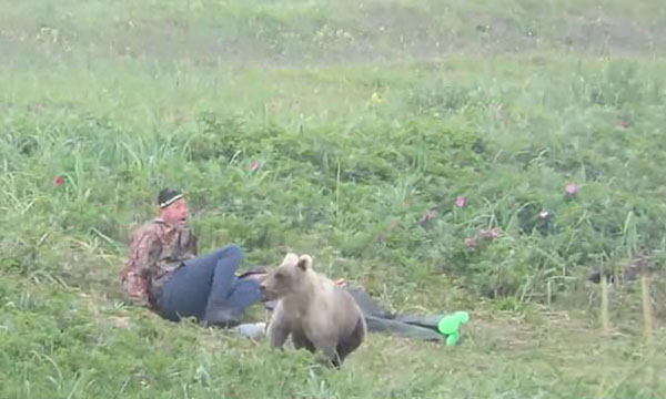 俄罗斯两名渔民睡觉时遇幼熊侵扰 被叫醒后惊恐万分