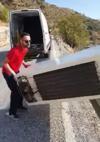 西班牙男子将旧冰箱扔下悬崖 被勒令寻回并罚款