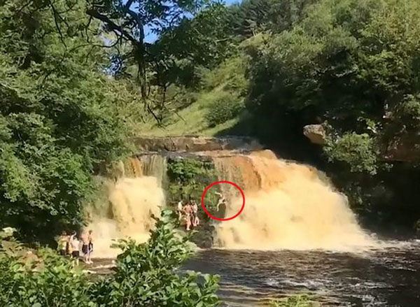 英17岁少年被急流冲下9米瀑布 幸运脱险仅受轻伤