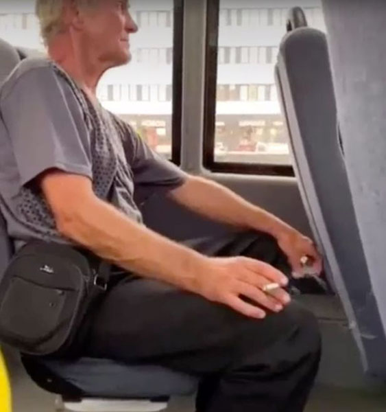 俄老年乘客公交车上吸烟 被强行拖下车引争议