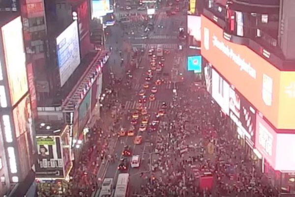 摩托车回火声引恐慌 纽约时代广场人群四处奔逃