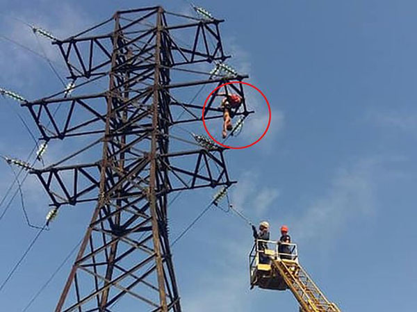 乌克兰16岁少年爬上高压电线塔自拍 不幸触电身亡