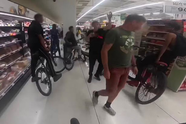 英国一少年暴力团伙骑自行车闯入超市引顾客恐慌