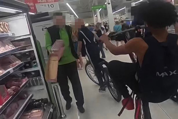 英国一少年暴力团伙骑自行车闯入超市引顾客恐慌