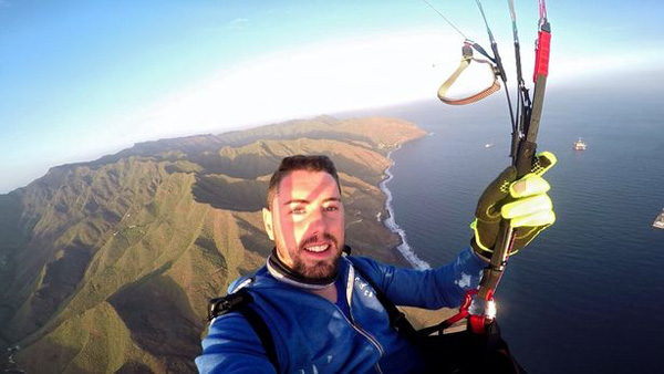 西班牙一男子烟囱上跳伞录视频 降落伞未打开不幸身亡