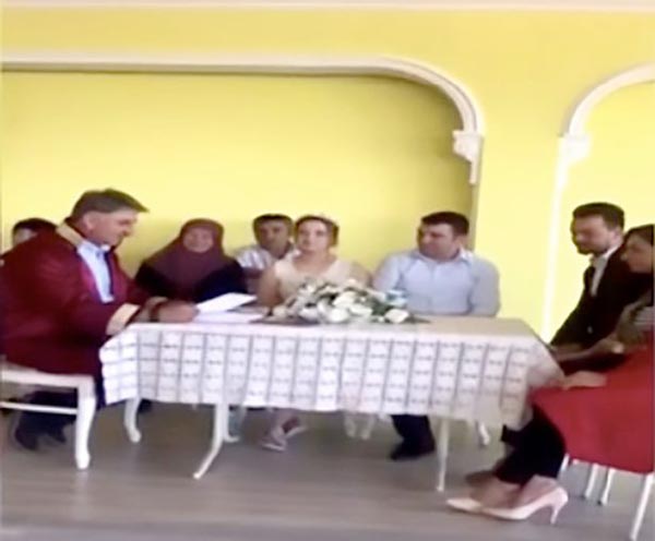 土耳其一对新人婚礼突遇地震 坚持完成誓言