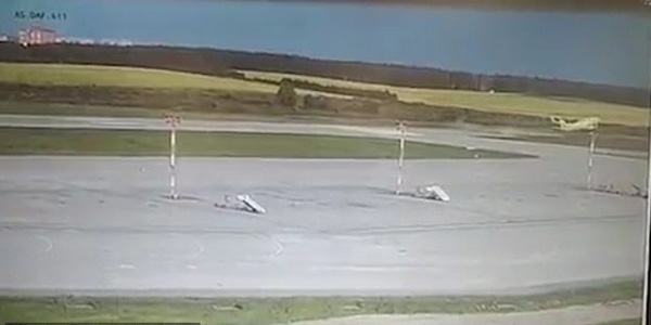 俄一架客机起飞时冲出跑道 飞行员算错重量险酿灾难