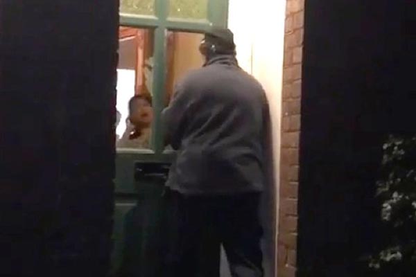 英国一男子家暴妻子 15岁女儿拍下视频送父亲入狱
