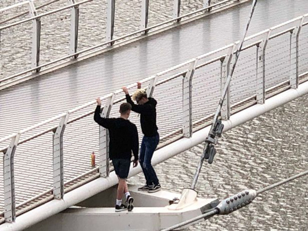作死！英国两名少年大风中爬上大桥吊索表演危险动作