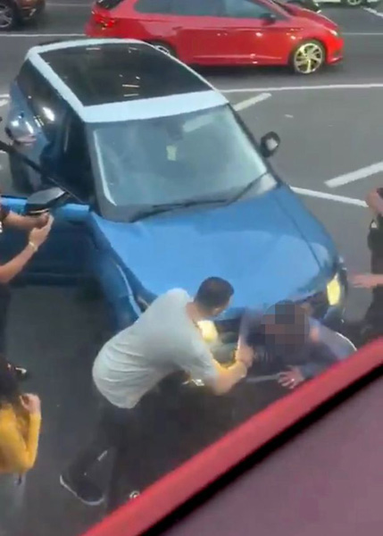 惊险！英一女子遭路怒司机开车撞击 被挤两车中间