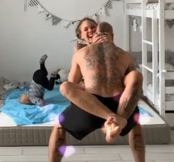 俄罗斯3岁男童模仿母亲 从双层床上跳下头朝地