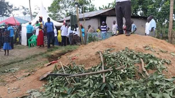 气愤！肯尼亚一官员下令挖出尸体收回死者制服