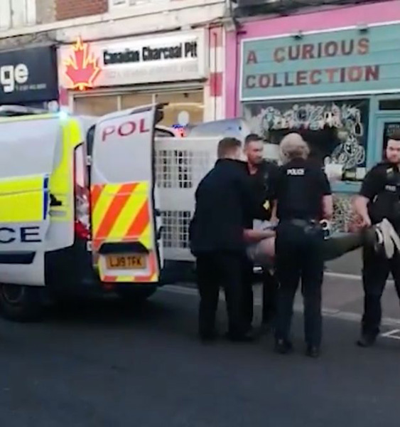 英国一男子大闹咖啡店 抢食物砸东西被逮捕