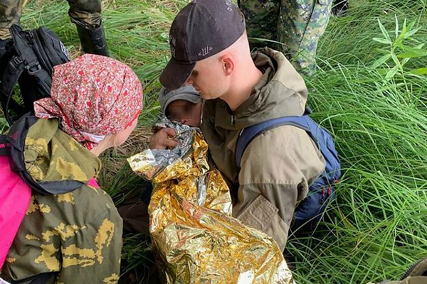 奇迹！俄罗斯3岁男孩丛林中走失 独自生存两夜后被找到
