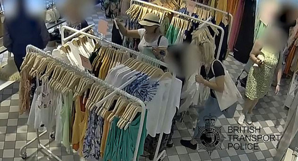 两名保加利亚女子伦敦商店内用T恤遮挡偷窃被识破