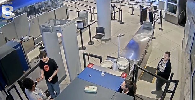 美机场一女安检员递便条嘲笑乘客“长的丑”遭辞退