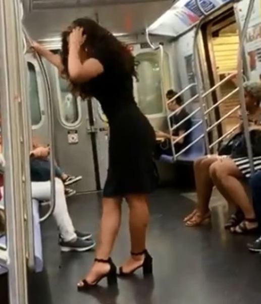 自信最美！纽约一女子在地铁自拍 不惧他人目光