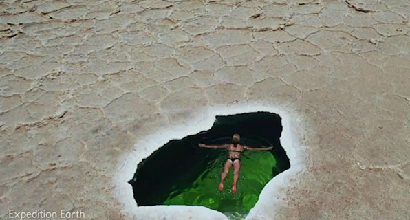 旅行者在埃塞俄比亚盐漠内湖中“畅游” 展示其神奇景色