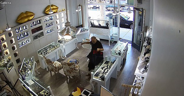 美加州一珠宝店遭抢劫 店主赤手空拳击退劫匪