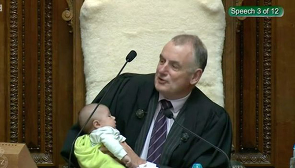 暖心！新西兰议会议长边主持会议边给婴儿喂奶