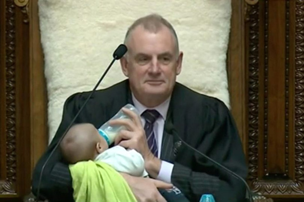 暖心！新西兰议会议长边主持会议边给婴儿喂奶