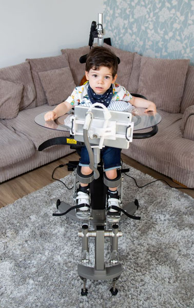 英3岁男童患罕见疾病 在机器帮助下实现独立行走