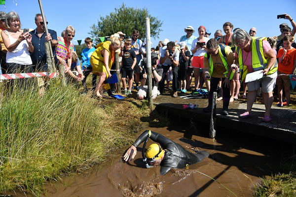 英国举行沼泽浮潜锦标赛 数百人身着奇装异服参赛