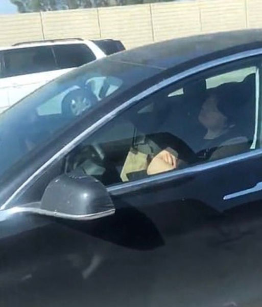 美国一无人驾驶汽车高速上行驶 司机竟然睡着