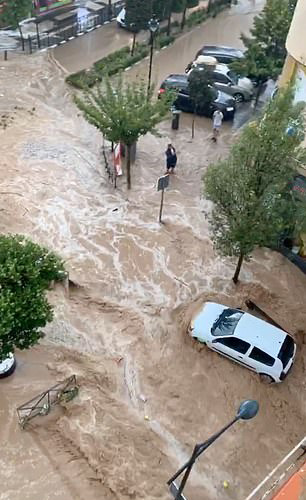 西班牙马德里遭冰雹暴雨袭击 6小时9000次雷击