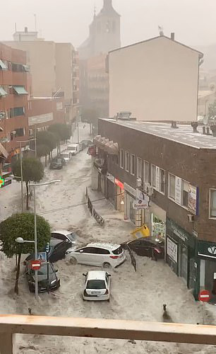 西班牙马德里遭冰雹暴雨袭击 6小时9000次雷击