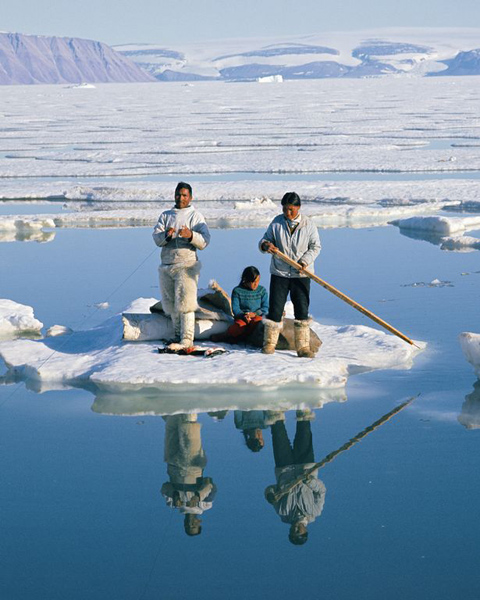 格陵兰岛遇22°C罕见高温 儿童穿T恤海边玩耍