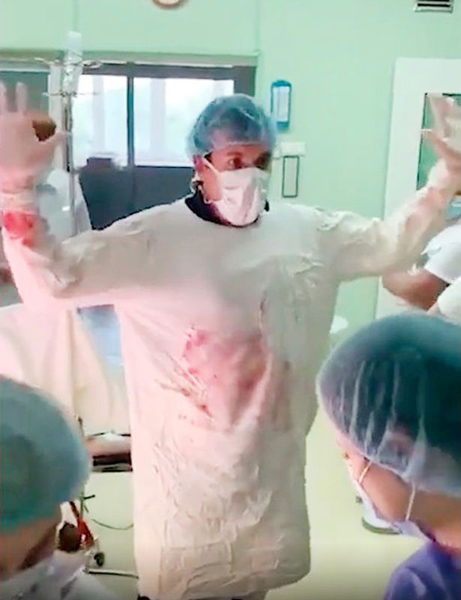 俄罗斯一医生为病人切除50斤重肿瘤后 跳舞庆祝