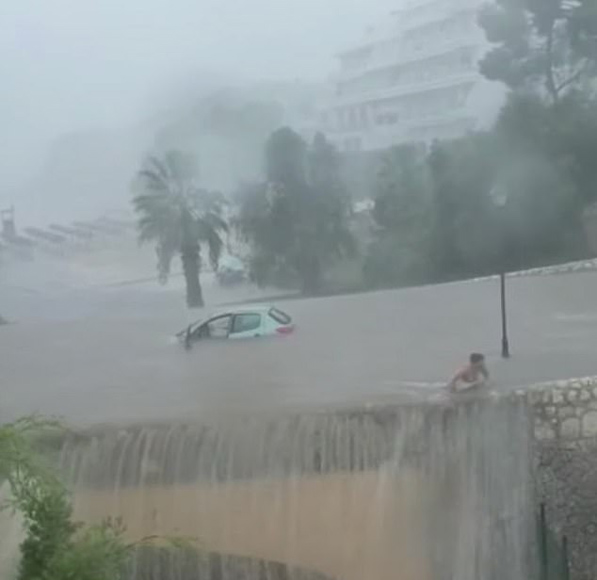 西班牙度假胜地遭遇罕见暴雨 一女司机弃车游泳逃生
