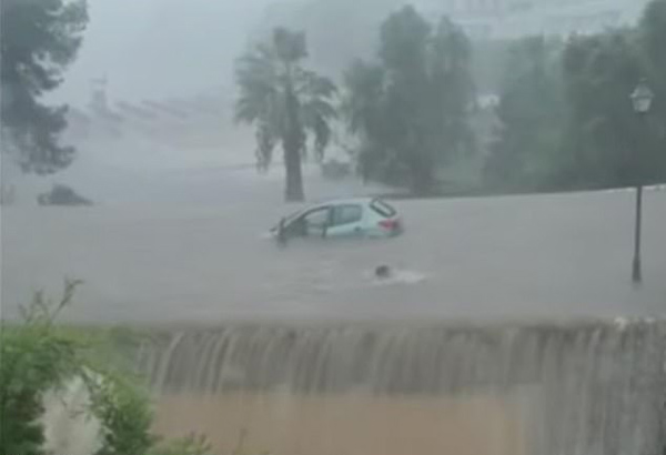 西班牙度假胜地遭遇罕见暴雨 一女司机弃车游泳逃生