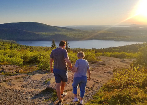 美国38岁男子欲带89岁奶奶逛遍全美61个国家公园