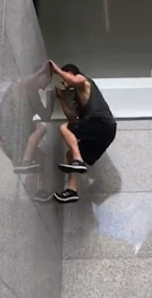 澳大利亚特技演员克服重力 徒手完成爬墙挑战