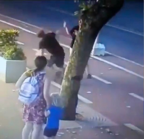 格鲁吉亚一女子街头持刀攻击无辜路人 致一儿童受伤