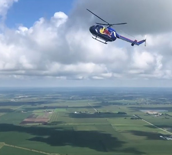 美爱荷华州中部航空展上两飞行员驾直升机表演后空翻