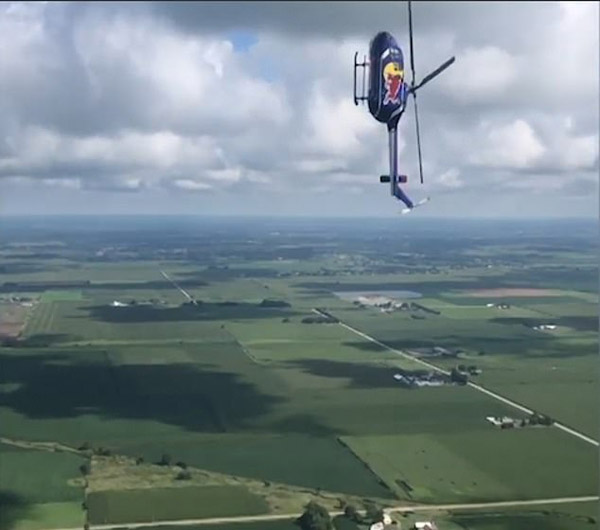 美爱荷华州中部航空展上两飞行员驾直升机表演后空翻