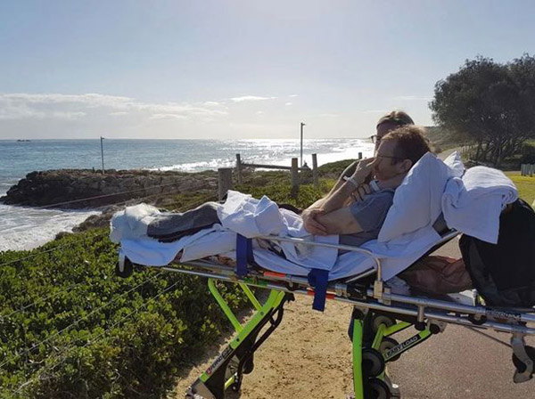 澳医护人员帮助病人实现最后的愿望 欣赏海滩美景