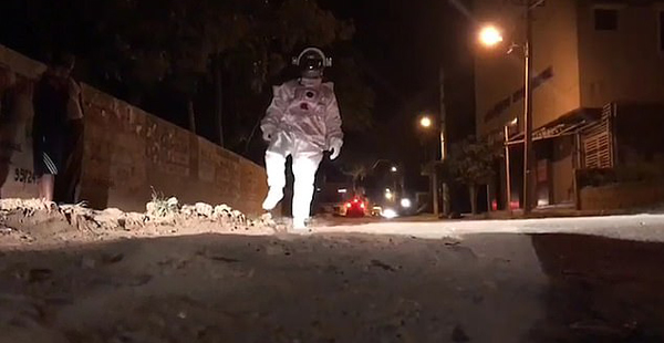 穿越了？印度一名男子身穿宇航服在街上“月球漫步”