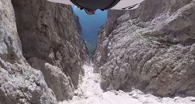 挑战极限！法国一男子翼装飞行 成功穿越极窄峡谷