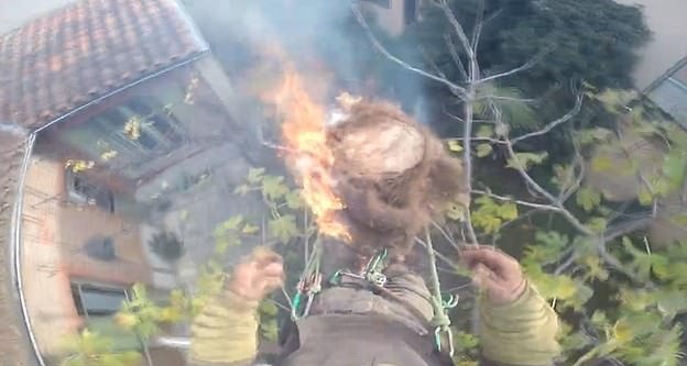 法国一园林工人锯树枝时电锯与树摩擦起火险被烧着