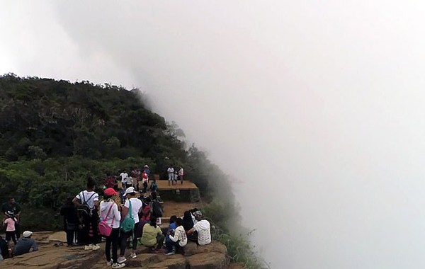 斯里兰卡悬崖高达千米 烟雾弥漫似“世界尽头”