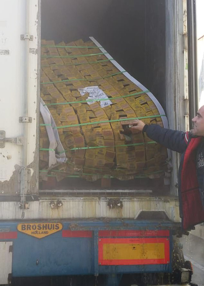 荷兰一卡车司机载24吨芒果送货 送到变成芒果汁