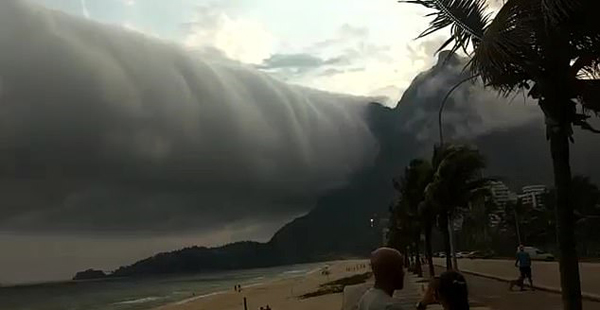 巴西一海滩上空现不寻常卷云 游客惊慌逃离