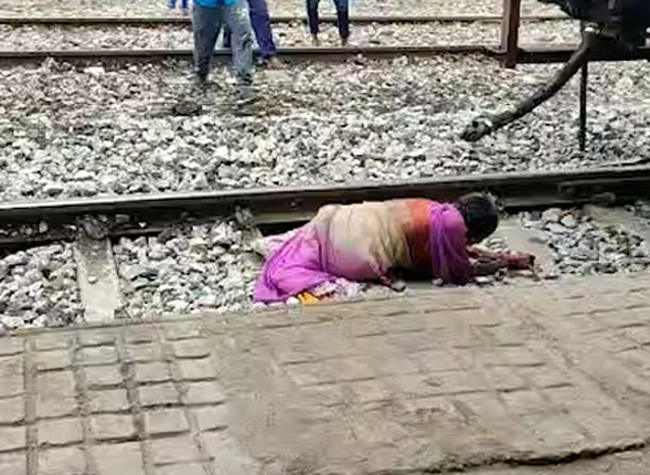 印度老妇人穿越铁轨遇险 急中生智逃过一劫